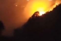 Chay lon tai Vuon Quoc gia Hoang Lien, huy dong gan 450 nguoi dap lua hinh anh