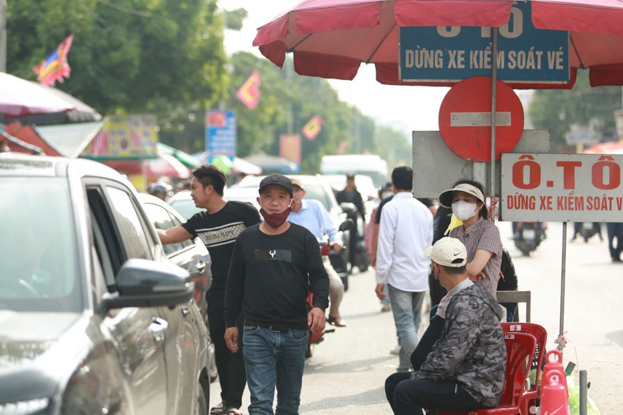 Du khach di den Ba Chua Kho bi thu 2 lan ve xe, chinh quyen len tieng hinh anh