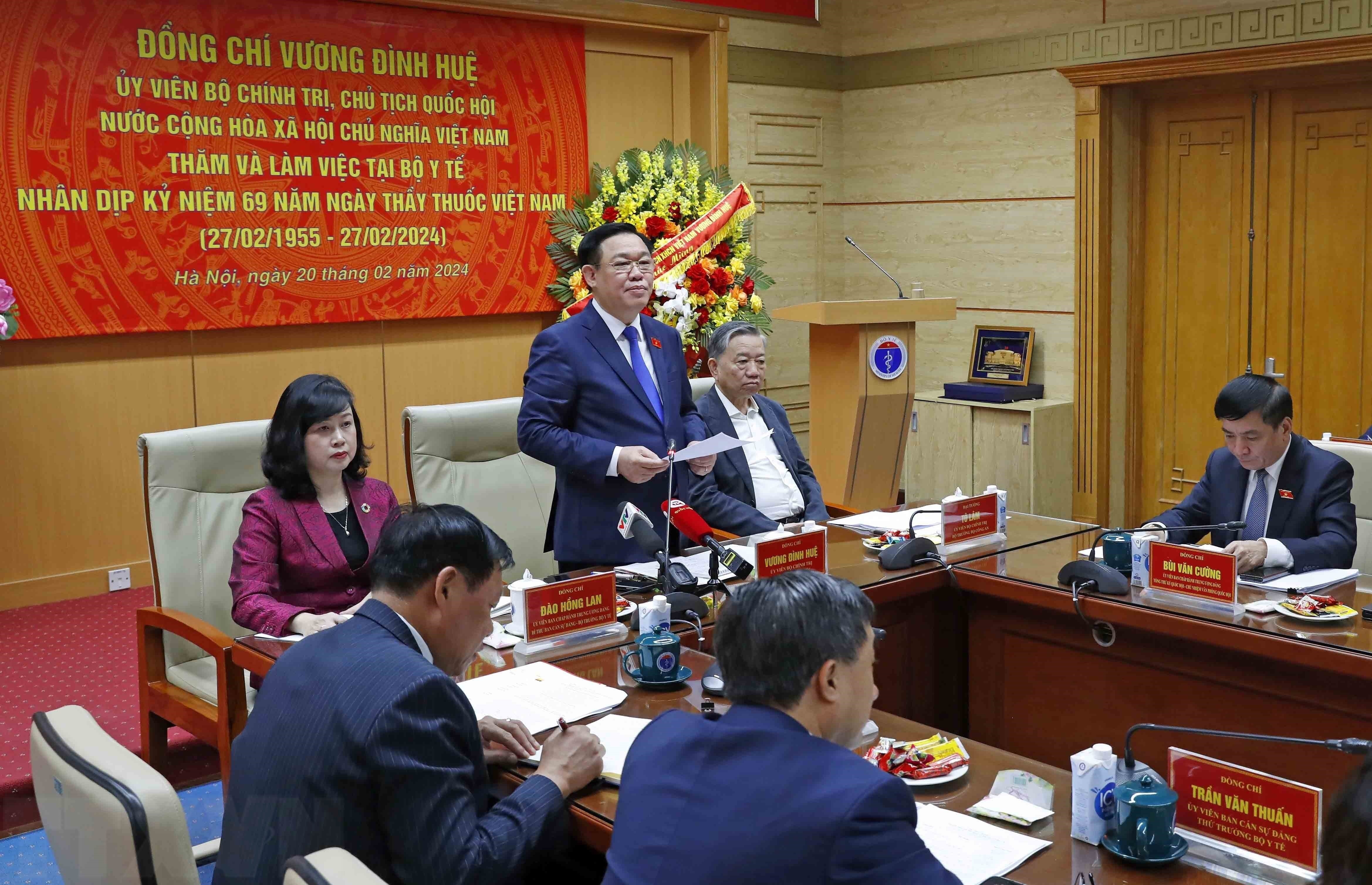 Chu tich Quoc hoi anh 6