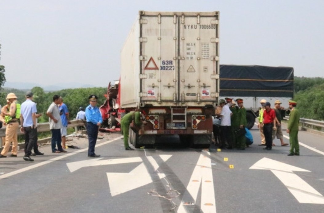 Bo GTVT: 'Cao toc Cam Lo - La Son dung thiet ke, vach ke duong day du' hinh anh