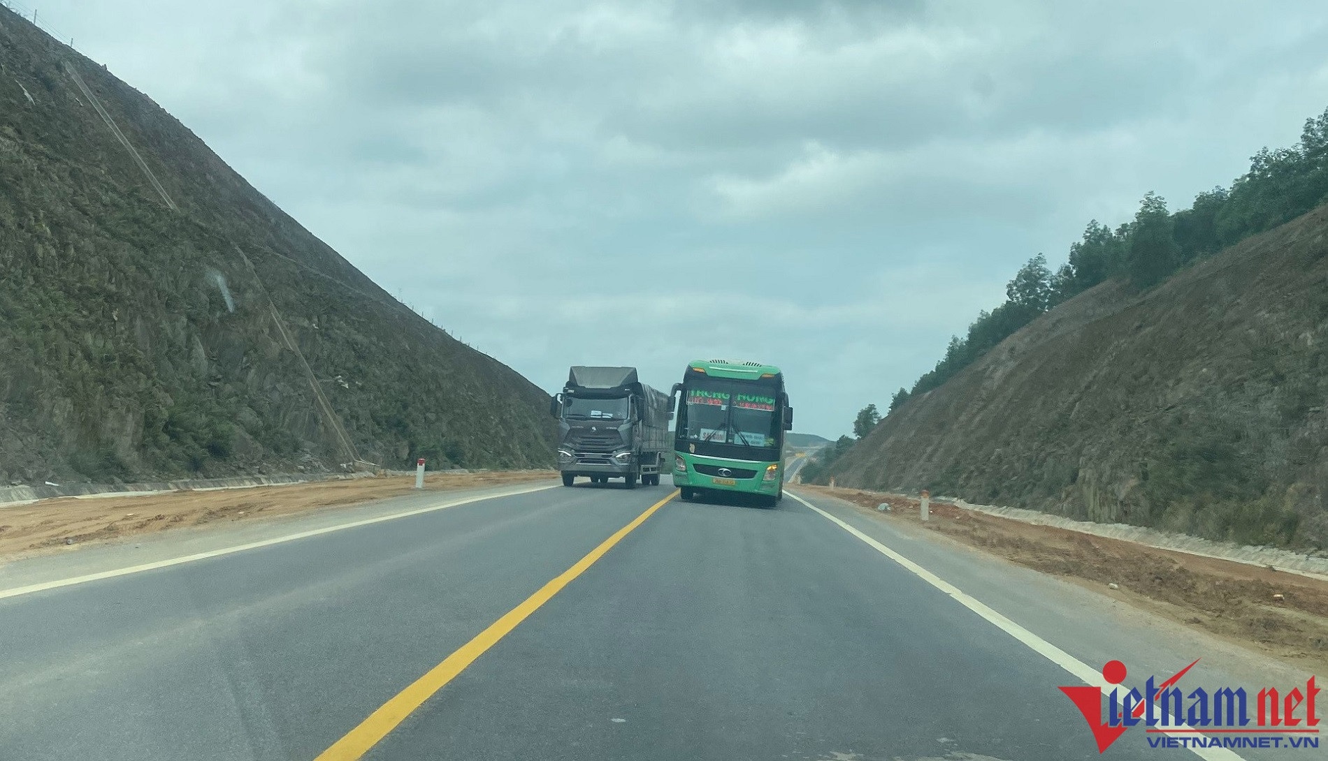 bat cap tren cao toc anh 2