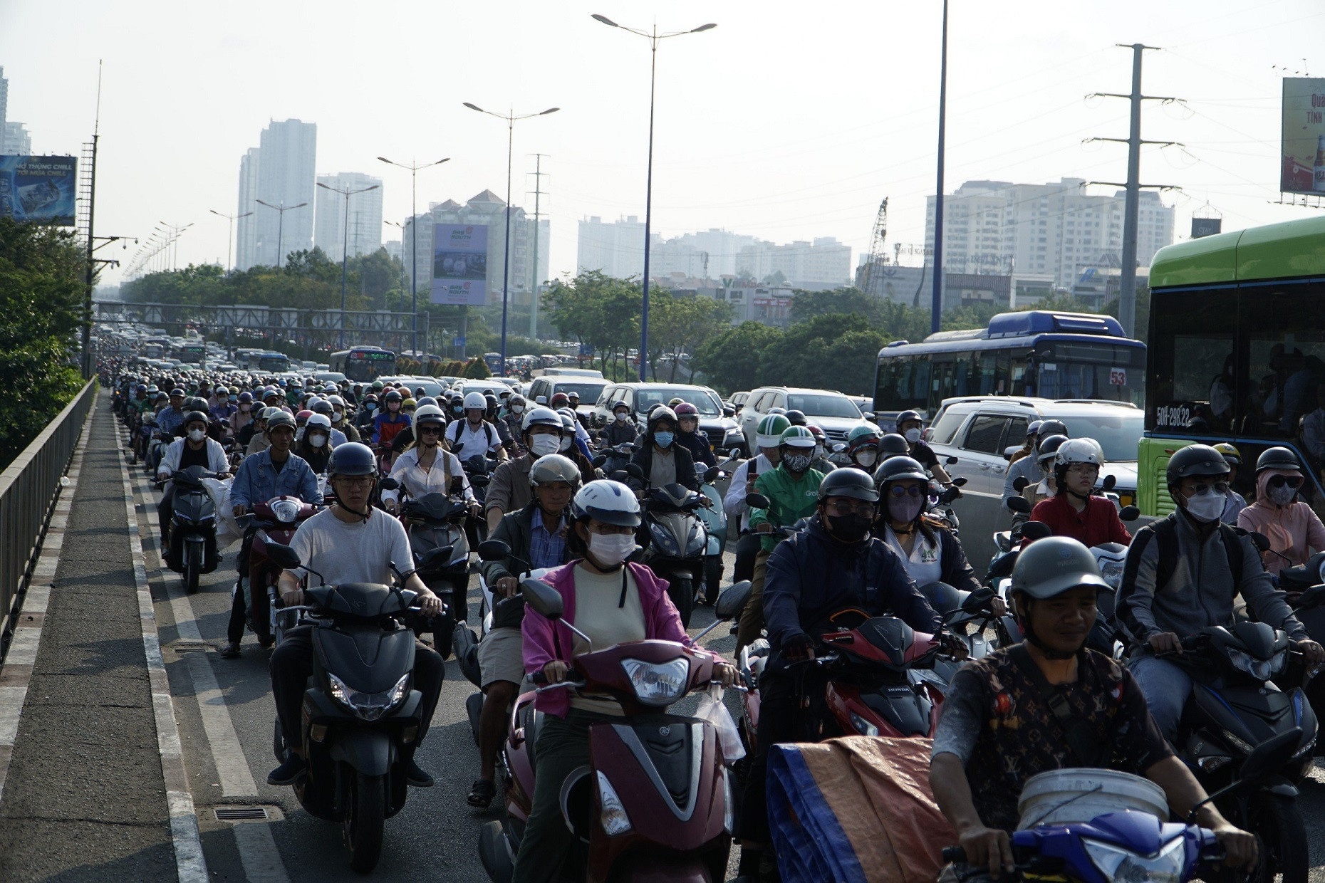 Xe container dam dai phan cach, cua ngo phia Dong TP.HCM un tac hinh anh