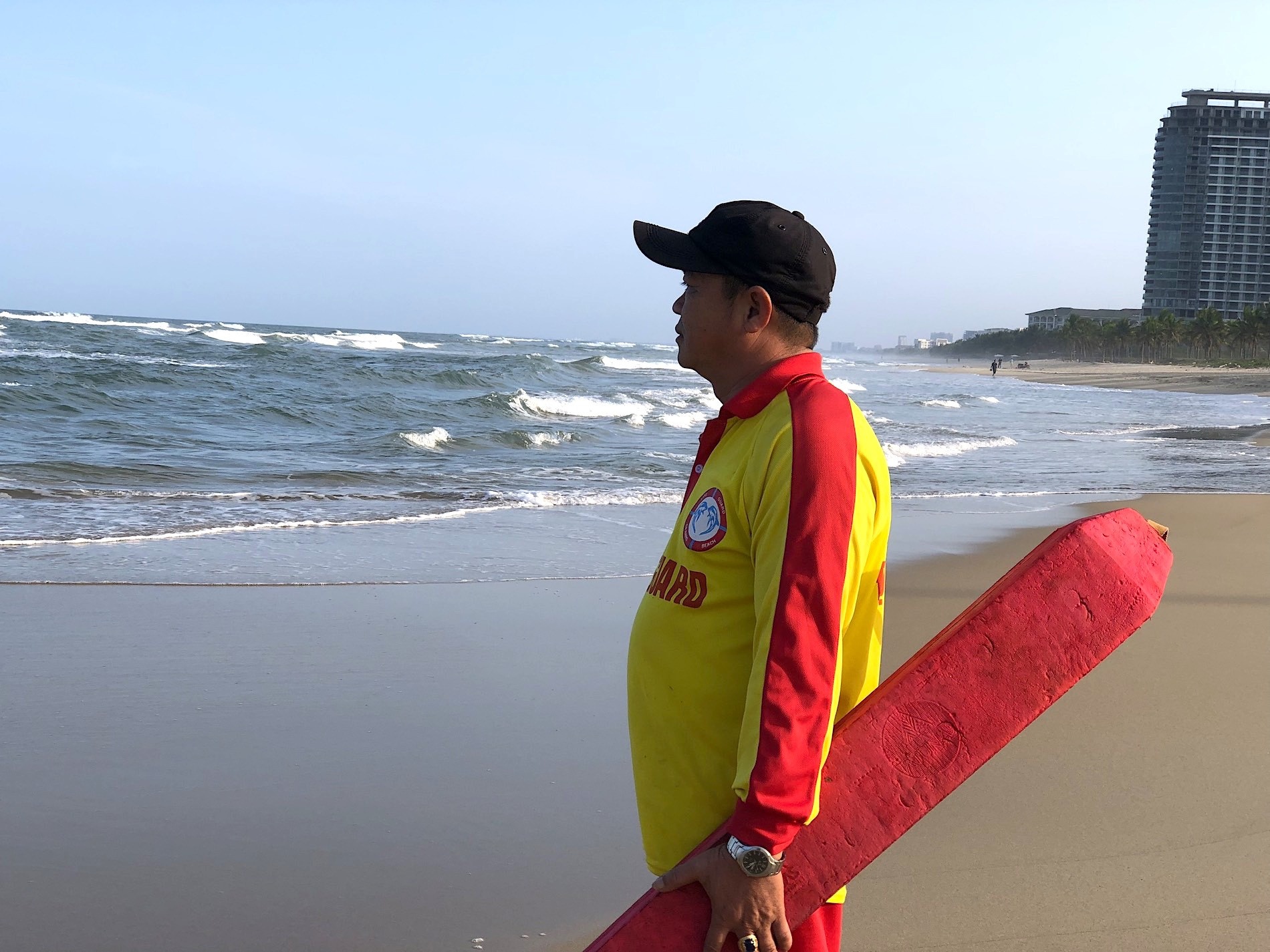 Nhung 'nguoi hung' ao vang tren bai bien Da Nang hinh anh