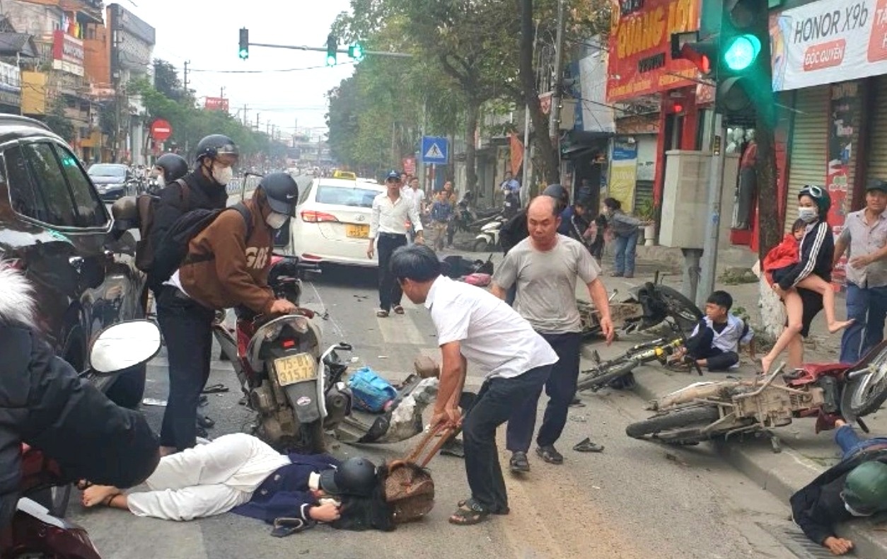 Xe taxi tong hang loat phuong tien dang dung den do o TP Hue hinh anh