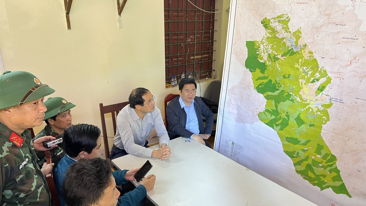 Chu tich tinh Lao Cai chi dao cong tac chua chay rung o Sa Pa hinh anh