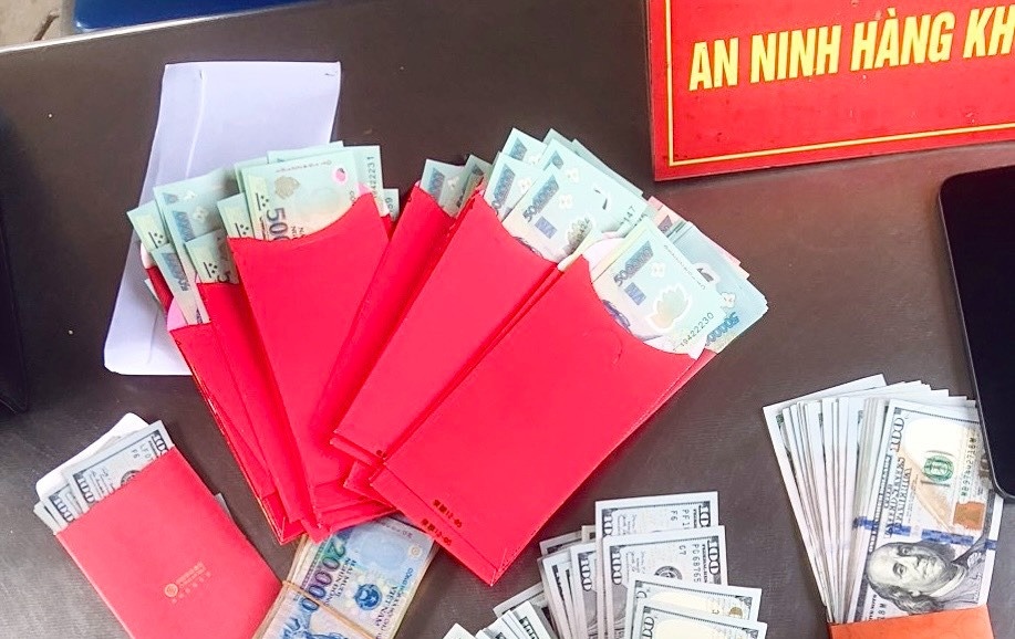 Hanh khach bo quen 300 trieu o xe day hanh ly san bay Tan Son Nhat hinh anh