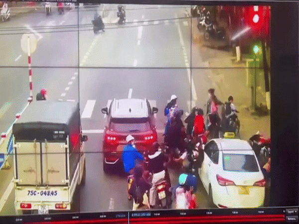 Taxi tong hang loat nguoi cung phuong tien dang dung den do hinh anh