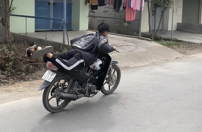 Xem xet xu ly hinh su nam sinh nam tren yen dieu khien xe may hinh anh