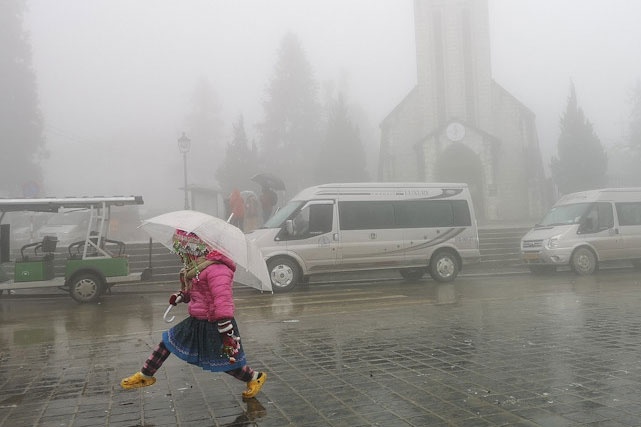 Nhiet do ha thap, mien Bac mua phun hinh anh