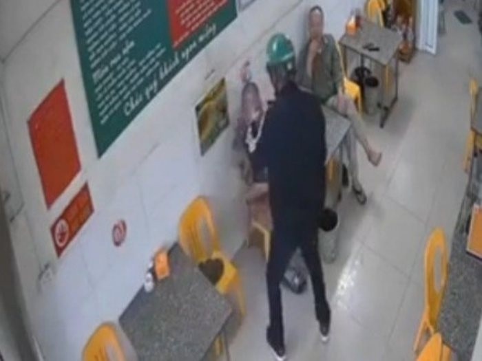 Tam giu hinh su doi tuong do xang dot tinh dich o quan bia tai Ha Noi hinh anh