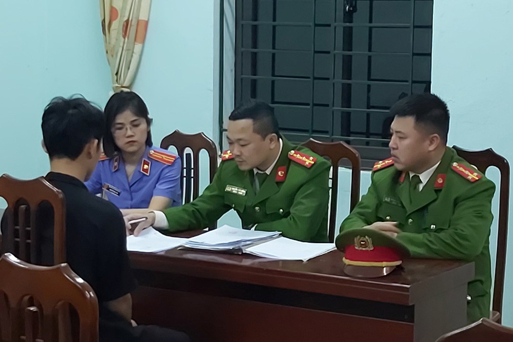 Cho ban nhau muon xe may dan den tai nan, nam thanh nien bi khoi to hinh anh