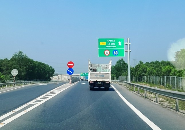 Nhieu nguyen nhan tiem an tai nan tren cao toc Cam Lo - La Son hinh anh