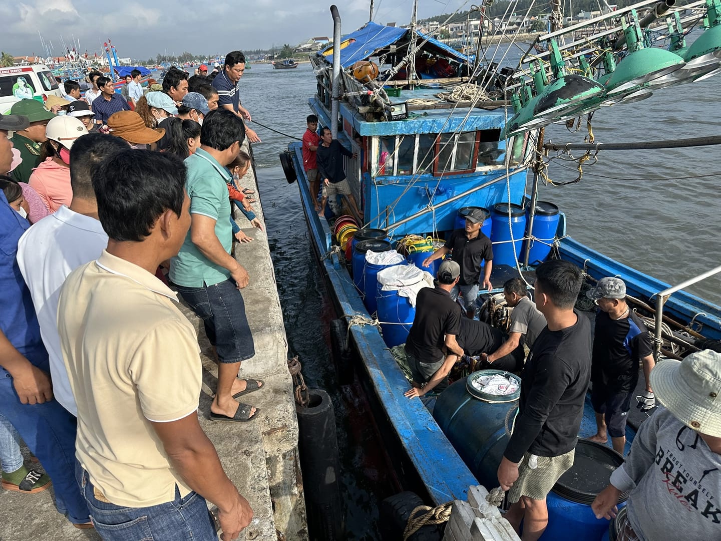 Tau ca bi dam chim tren bien, 1 nguoi tu vong, 2 nguoi mat tich hinh anh