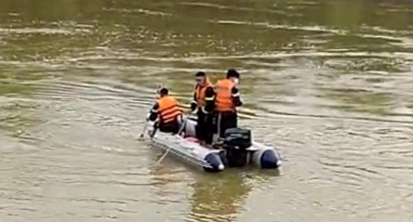 Tim thay thi the hoc sinh truot chan nga xuong song Ma o Thanh Hoa hinh anh