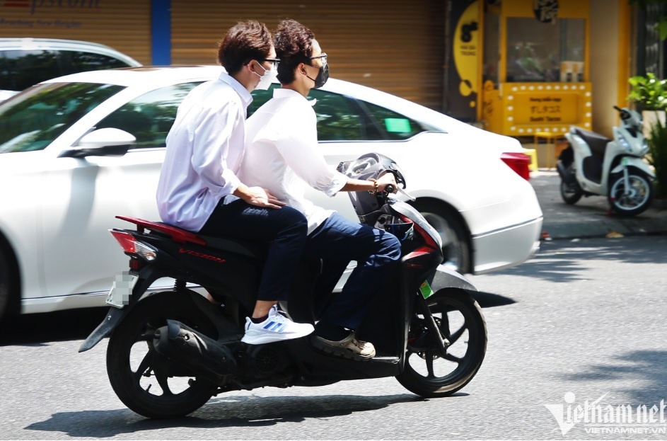 Noi an han ca doi cua nguoi me giao xe cho con trai yeu quy hinh anh