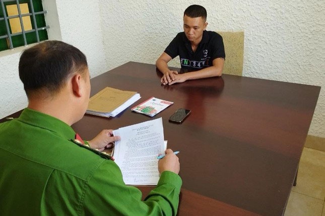 Nam thanh nien cho 4 hoc sinh vay lai nang hinh anh
