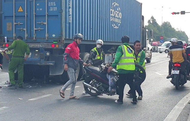 Tong vao duoi xe container, nam cong nhan tu vong hinh anh