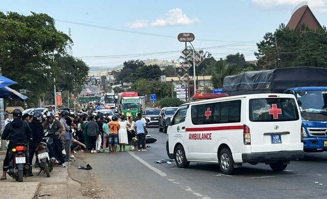 Va cham giua oto cuu thuong va xe may, mot nguoi tu vong tai cho hinh anh