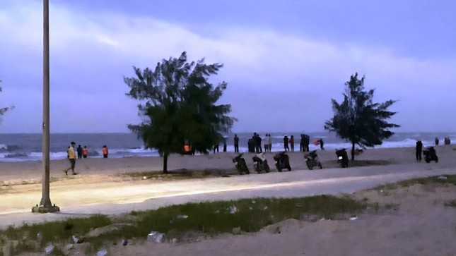 Hai nguoi mat tich tren vung bien thanh pho Hue hinh anh