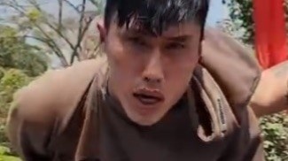 Vo mua nu trang, giat kieng vang roi bo chay hinh anh