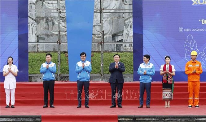 Chu tich Quoc hoi anh 2