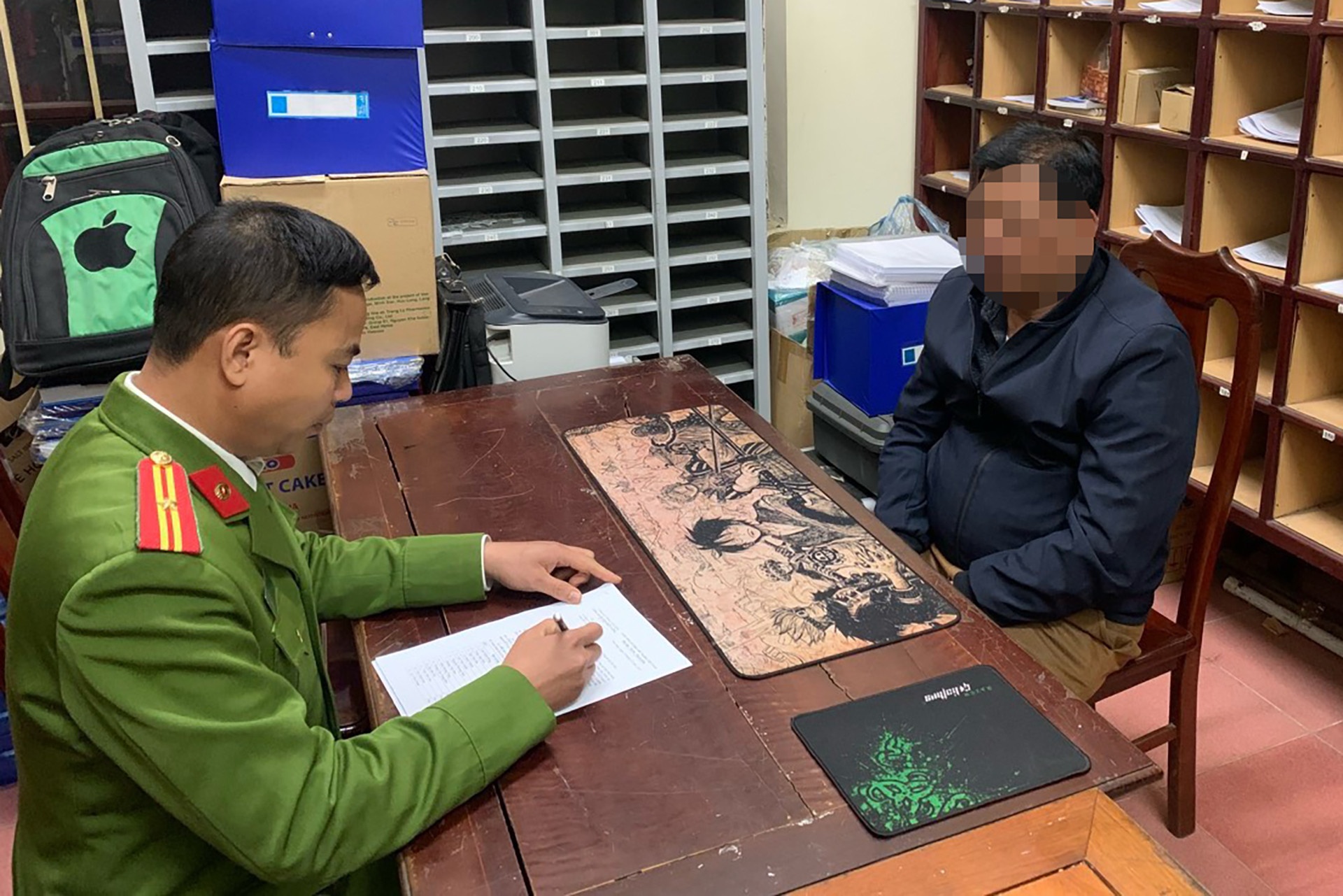 Tai xe xe khach chay qua toc do, tong oto cua canh sat hinh anh