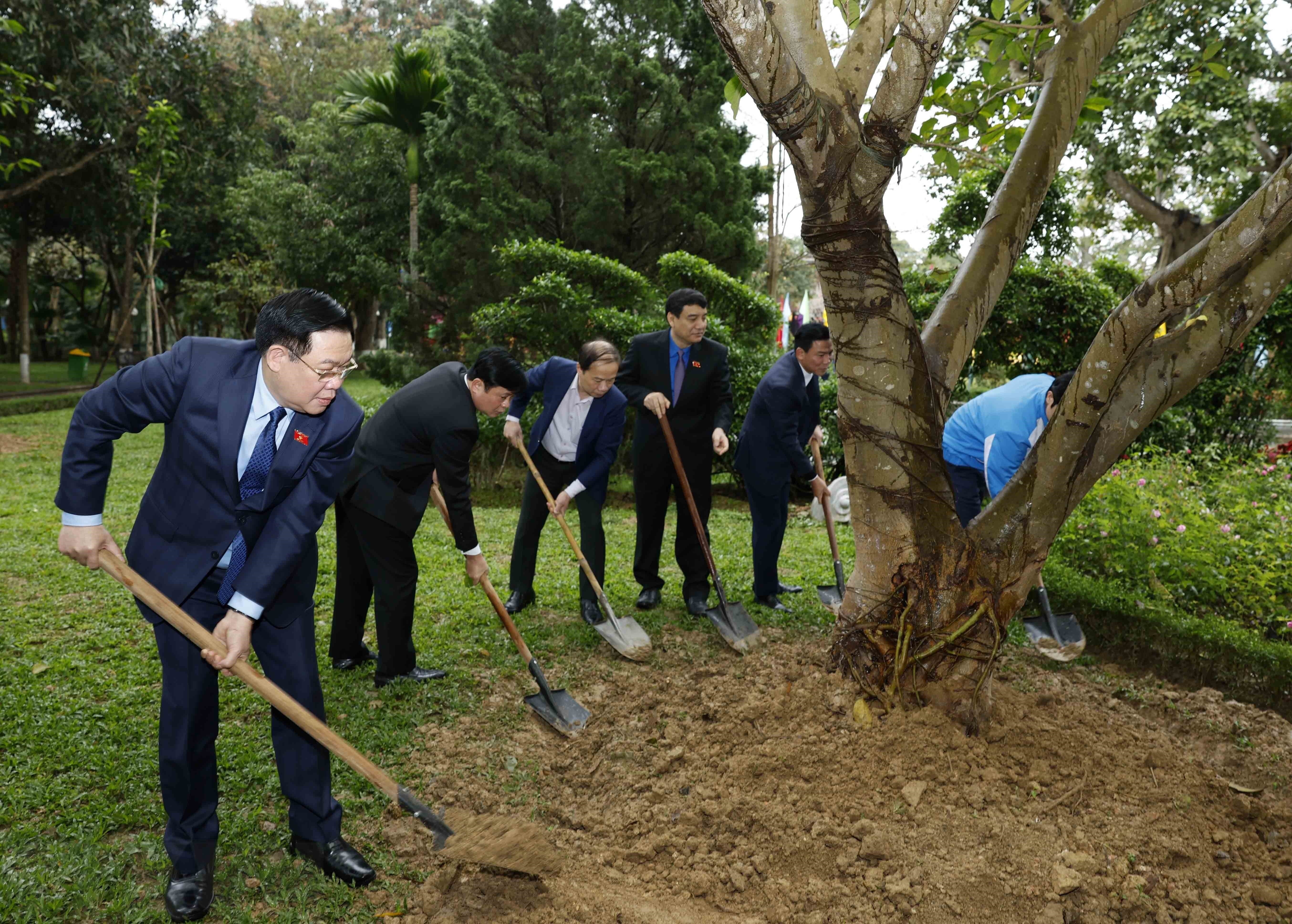 Chu tich Quoc hoi anh 4