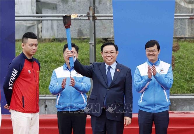 Chu tich Quoc hoi anh 4