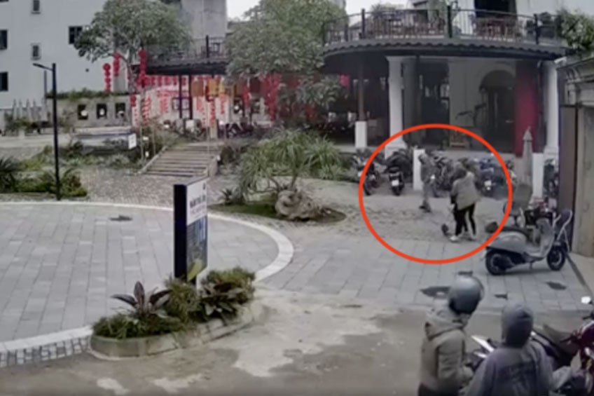 Nhan ve xe so 49, khach cam ghe danh nhan vien bao ve quan ca phe hinh anh