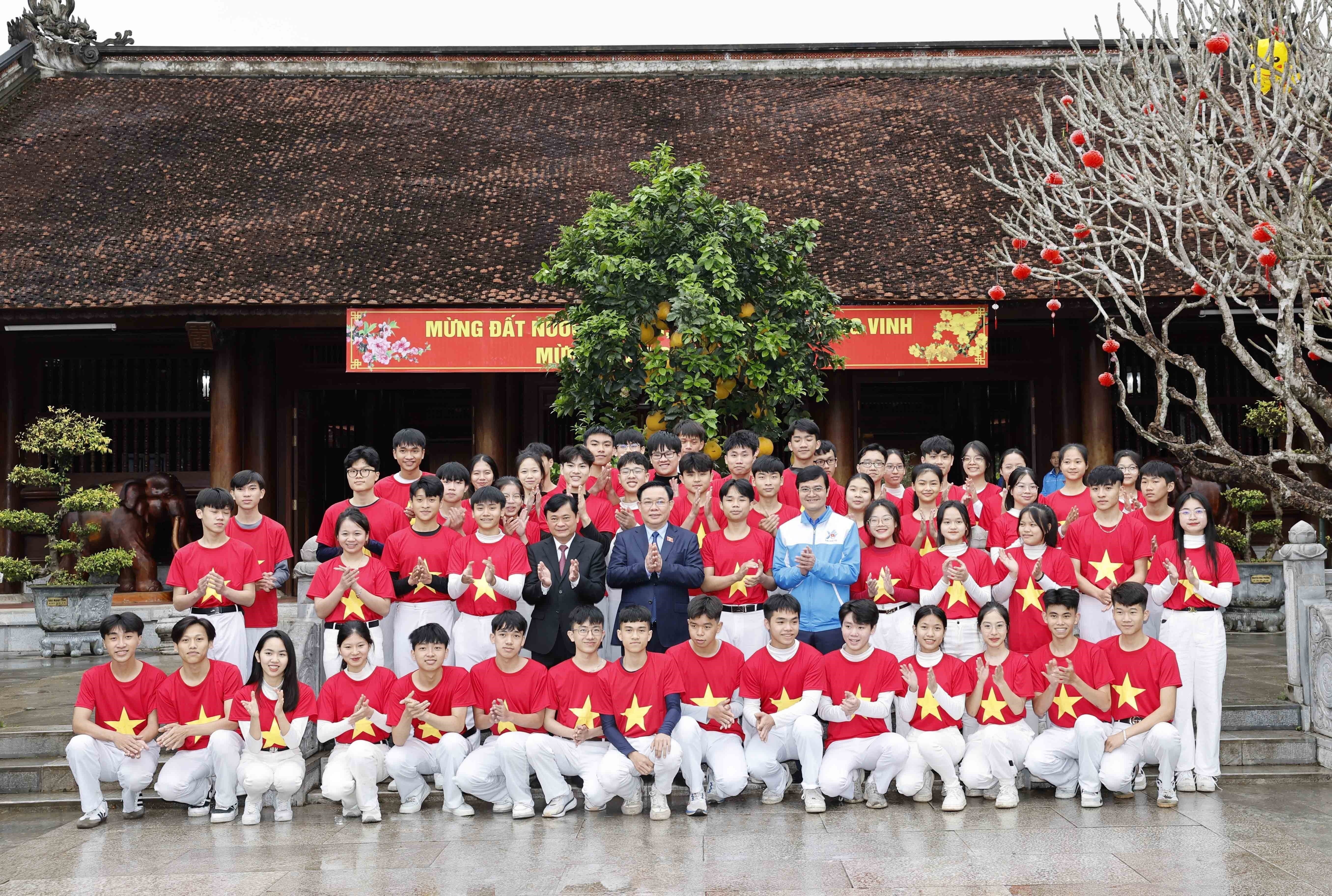 Chu tich Quoc hoi anh 6