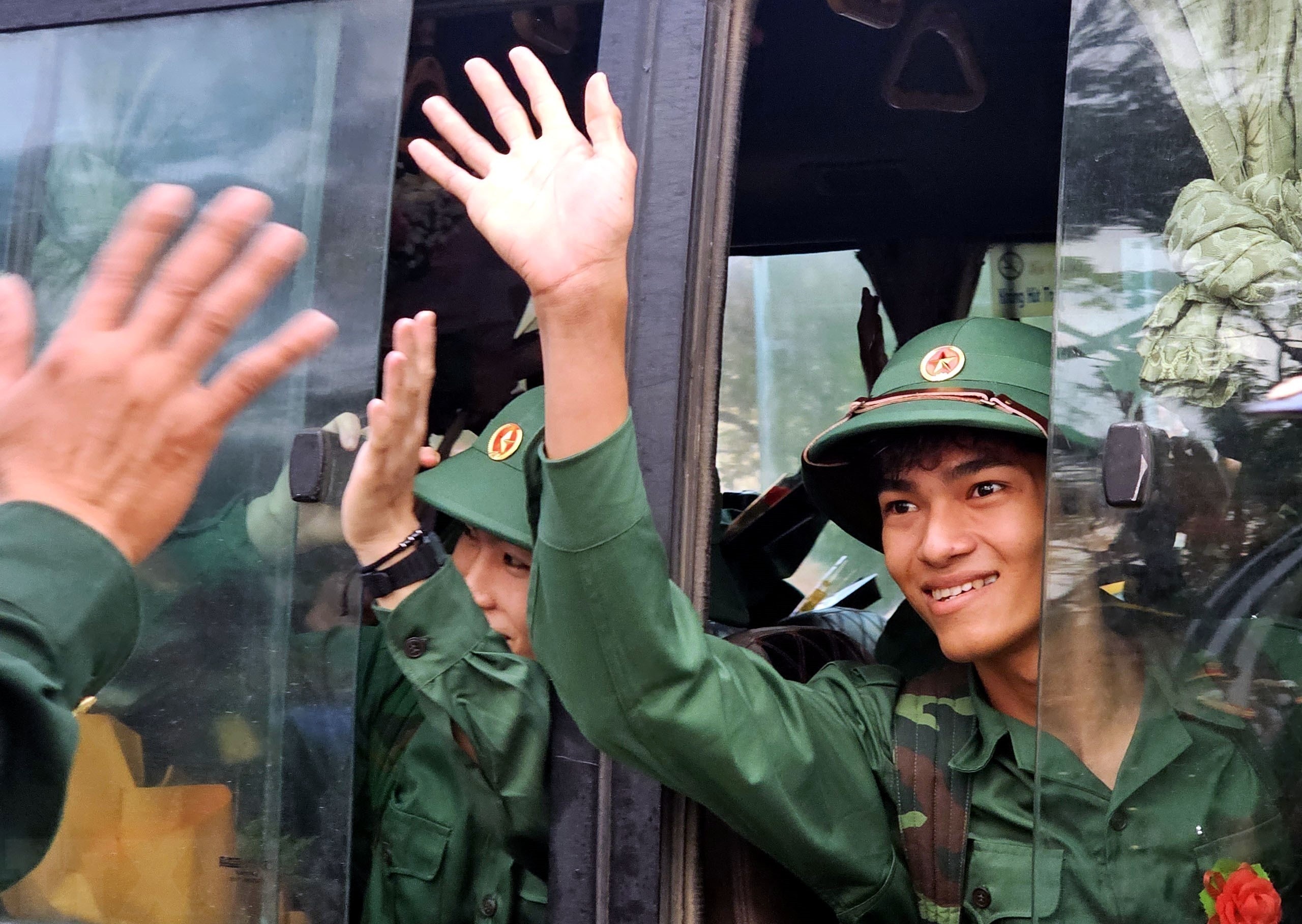 Thanh nien tren ca nuoc no nuc len duong nhap ngu hinh anh