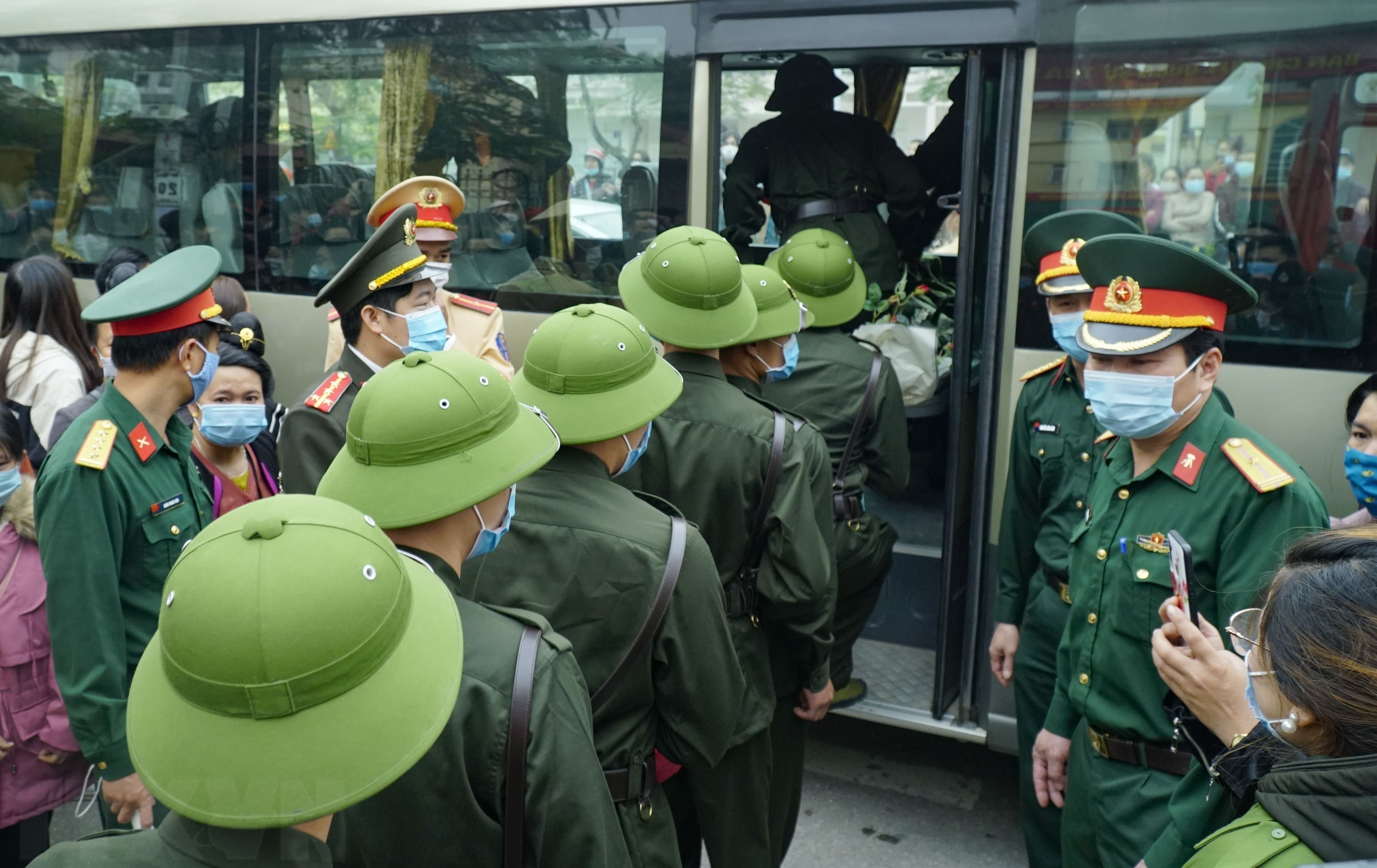 Van chuyen cong dan nhap ngu bao dam an toan, dung quy dinh hinh anh