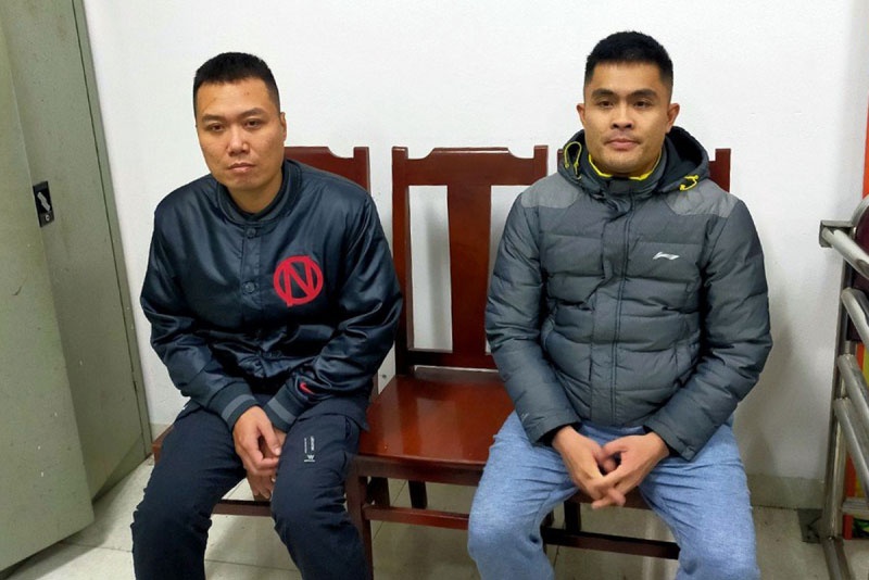 Trieu tap 2 thanh nien di xe may tat dau oto hinh anh