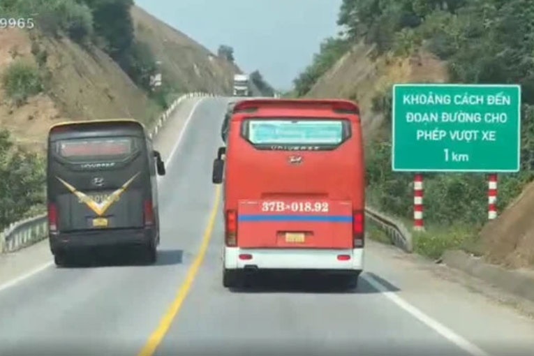 CSGT mac thuong phuc xu phat xe vuot au, lan lan tren Cam Lo - La Son hinh anh