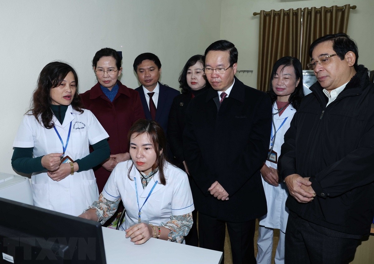 Chu tich nuoc tham, chuc mung cac y, bac si tai tinh Ha Nam hinh anh