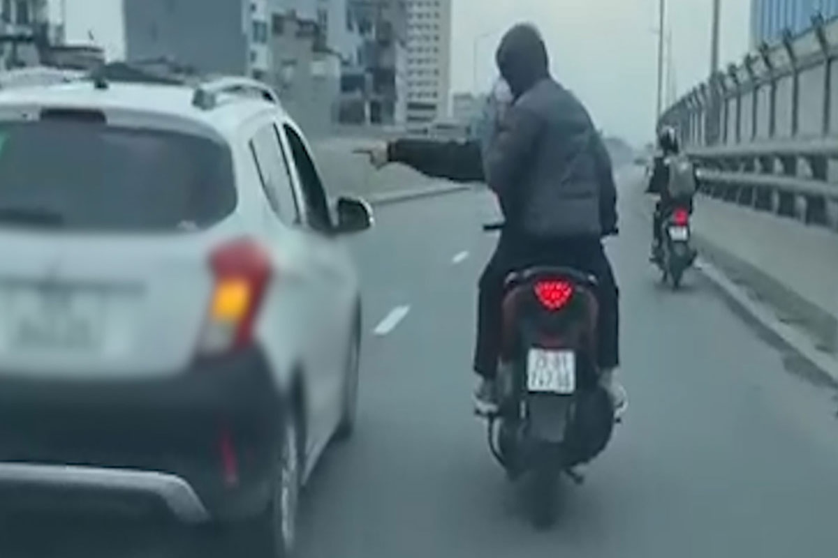 Dieu tra 2 nam thanh nien di xe may tat dau oto hinh anh