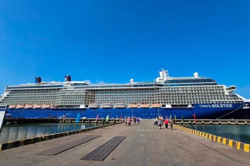 Tau Celebrity Solstice cho gan 2.800 du khach cap cang Thua Thien Hue hinh anh
