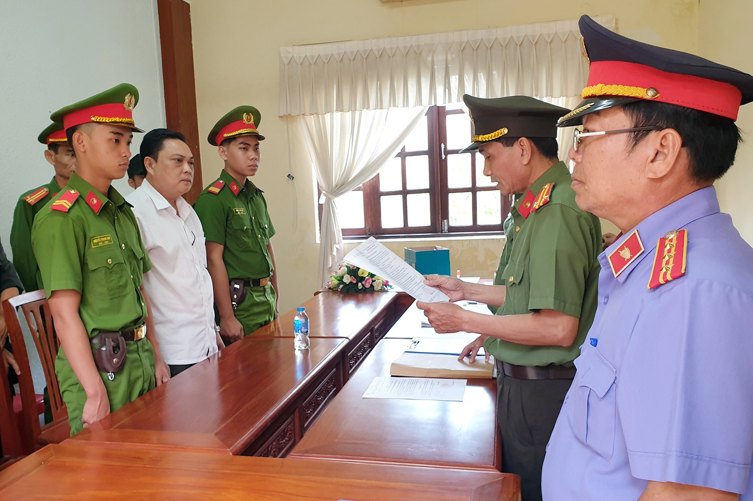 Dinh chi chuc vu giam doc van phong dang ky dat dai tinh Hau Giang hinh anh