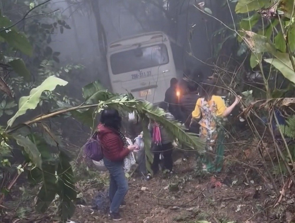 Dieu tra vu xe khach lao xuong vuc o Tam Dao hinh anh