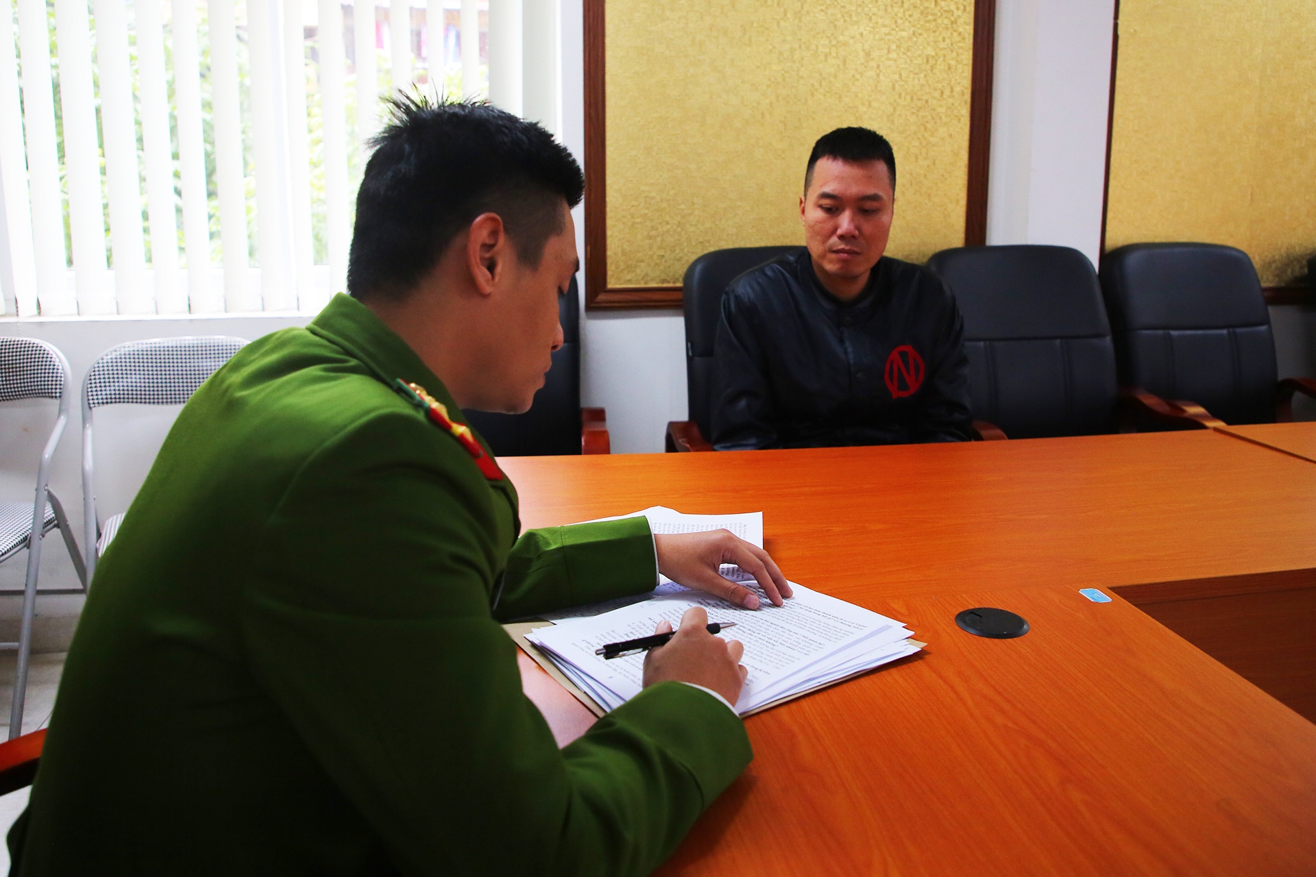 Hai thanh nien tat dau anh 1