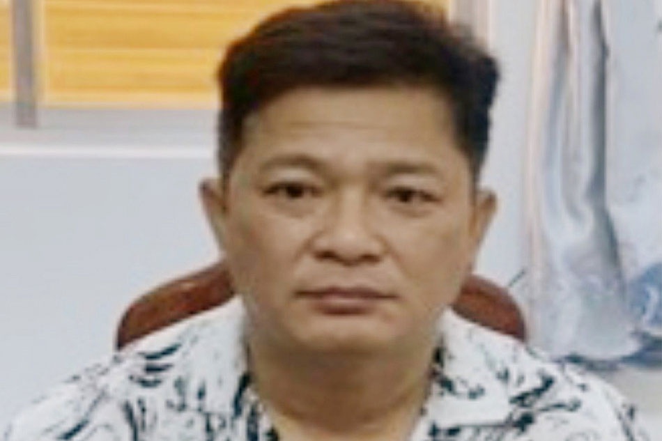 Khoi to 4 bi can giao dich danh bac hang tram ty dong tren mang hinh anh
