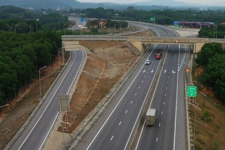 De xuat lap camera phat nguoi tren cao toc Cam Lo - La Son hinh anh