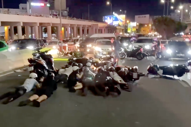 De nghi truy to 36 quai xe dua xe tren cau o TP.HCM hinh anh