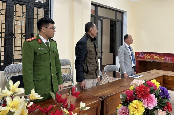 Thu phi dao tao lai xe vuot quy dinh, 3 giao vien bi khoi to hinh anh