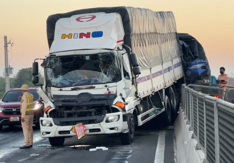 Tai nan lien hoan tren cao toc Vinh Hao - Phan Thiet, 1 tai xe tu vong hinh anh