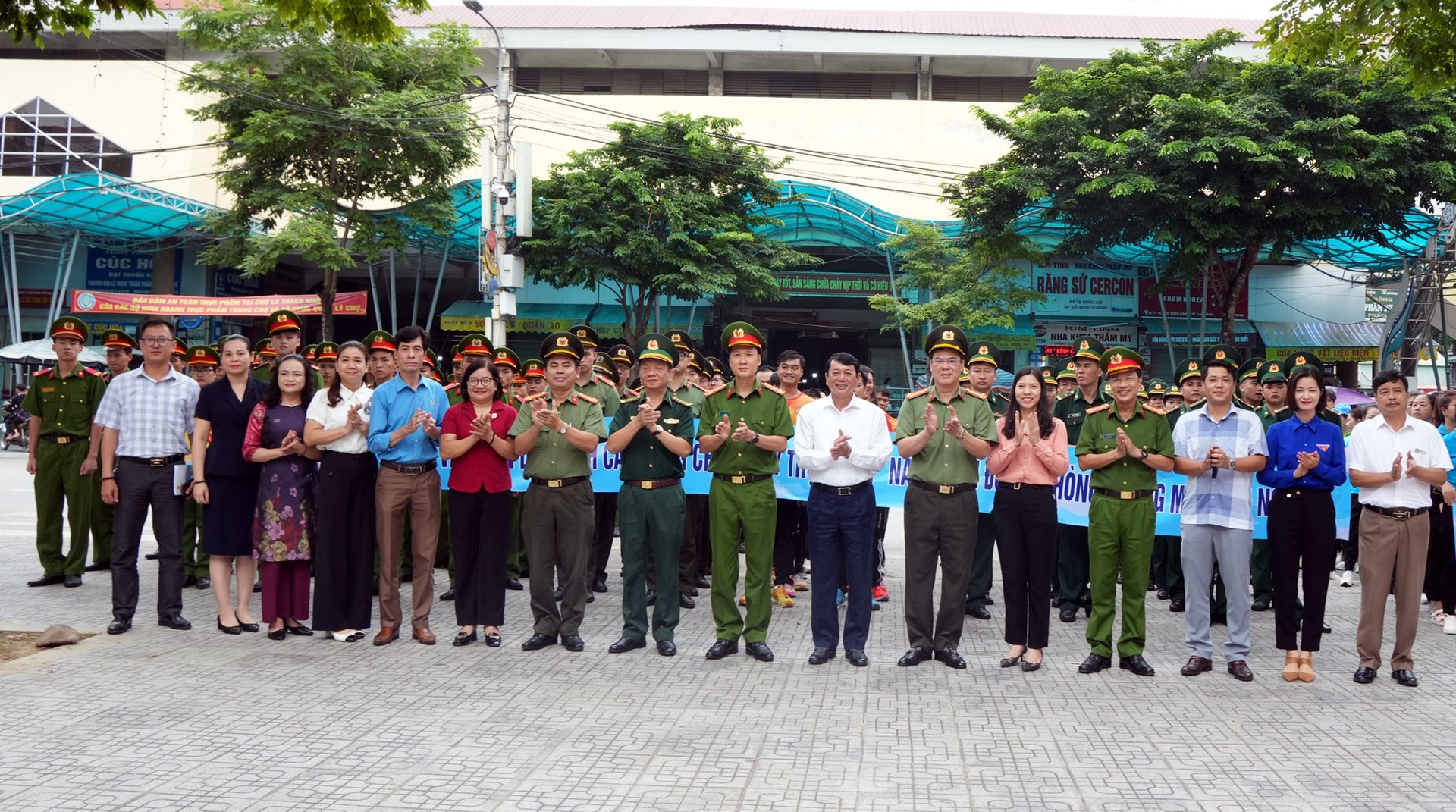 thieu nu bi ban anh 2