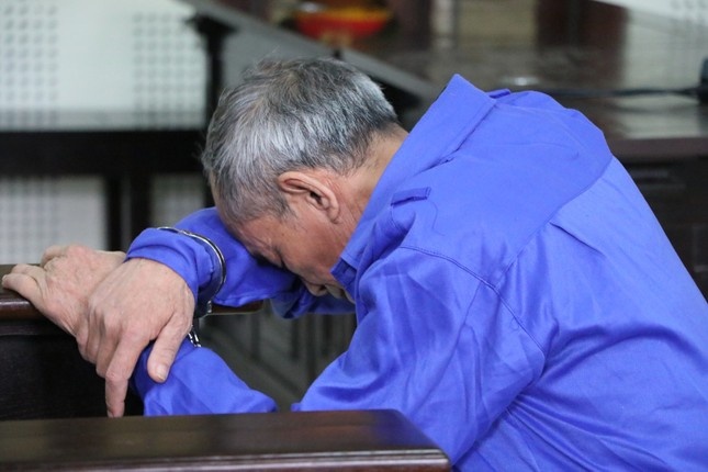 chay viec vao cong an anh 2