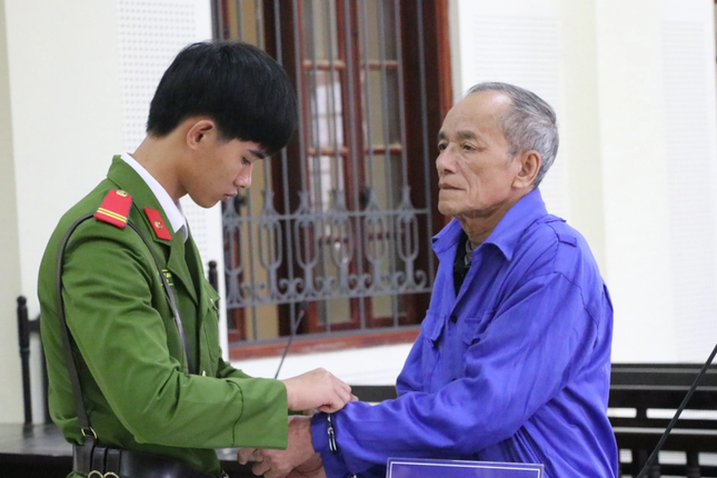 Loi khan cau cua bi cao U70 lua chay viec vao nganh cong an hinh anh