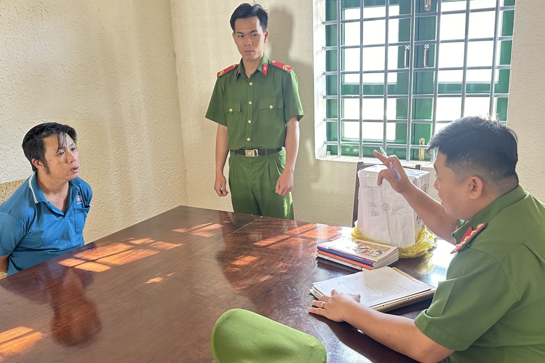 Bi kham nha vi cho vay nang lai, doi tuong dung dao tan cong canh sat hinh anh