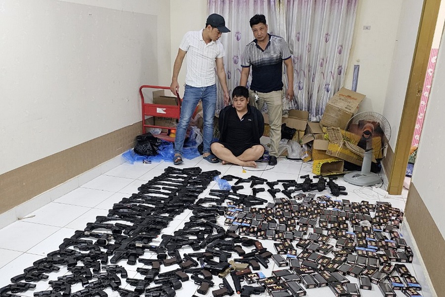 Triet pha duong day mua ban vu khi, thu giu 230 khau sung o TP.HCM hinh anh